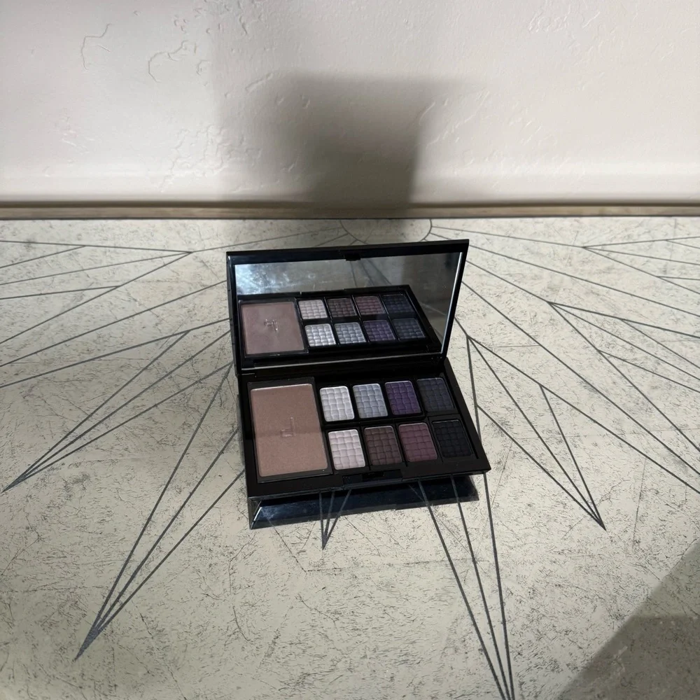 Doucce Eyeshadow Palette with Purple and Brown Hues